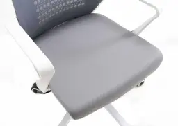 Silla de oficina ergonómica con ruedas, tapizada en textil resistente y confortable, diseñada para trabajar con comodidad y estilo en cualquier espacio de trabajo.