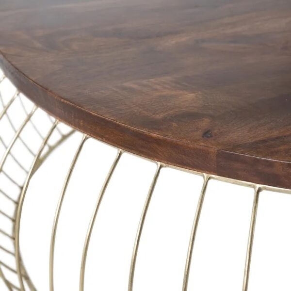 Primer plano del borde de la mesa con su combinación de madera y hierro.