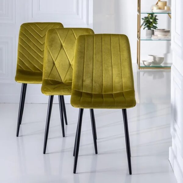 Dos sillas de terciopelo verde oliva en un comedor elegante