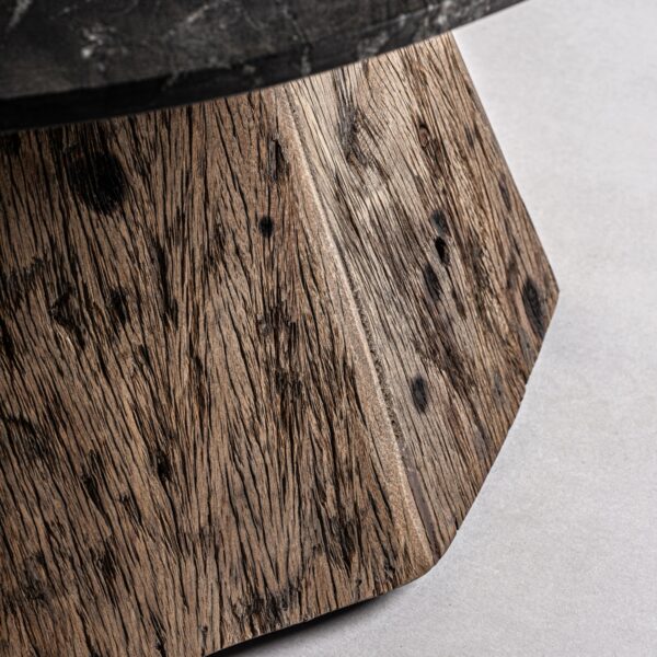 Primer plano de la base de madera recuperada de la mesa Walding.