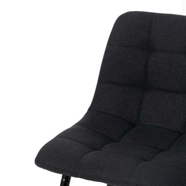 Primer plano del asiento negro con costuras en cuadros