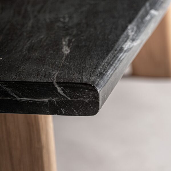 Primer plano del acabado negro del tablero de la mesa.