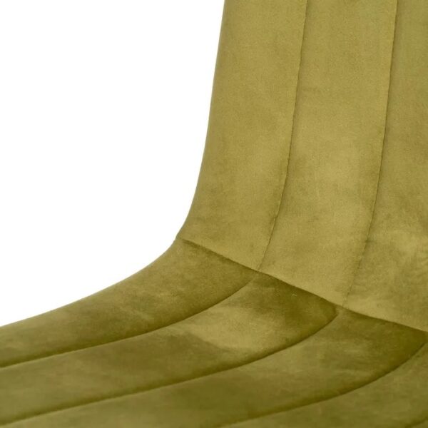 Primer plano del asiento de la silla de terciopelo verde oliva