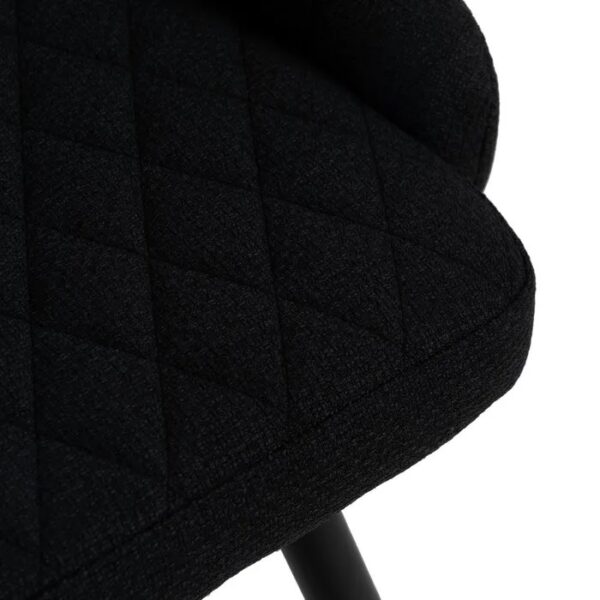 Perfil del respaldo y asiento negros con diseño en rombos