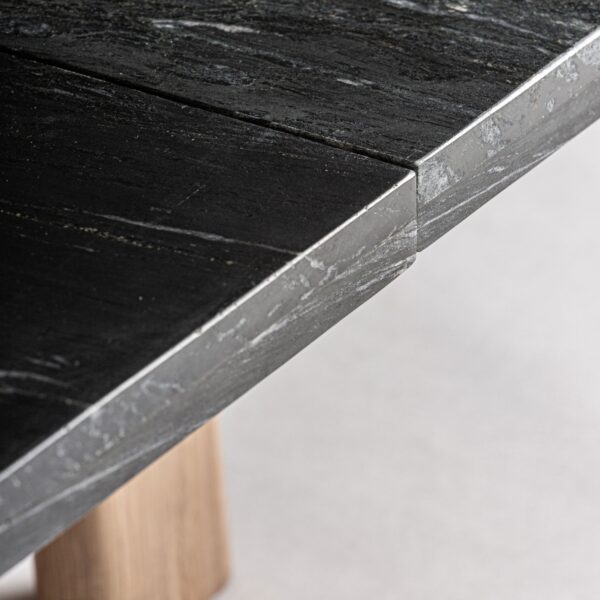 Detalle del ensamble entre la base de madera y el tablero superior.