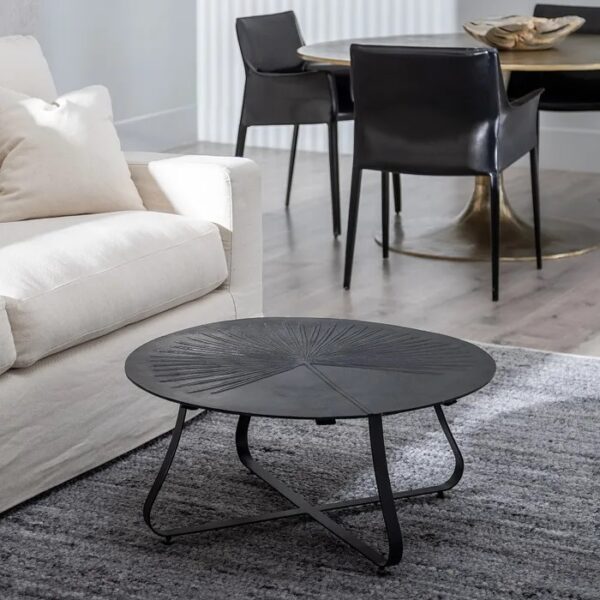 Mesa centro negra en un ambiente de sala moderna.