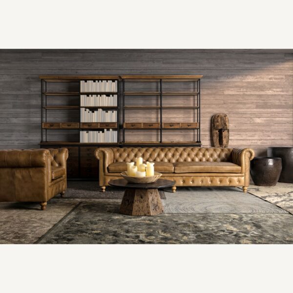 Mesa Walding en un salón decorado con sofá de cuero.