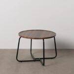 Mesa de centro marrón con estructura metálica negra y superficie de DM.