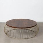Mesa de centro circular con base de hierro dorado y superficie de madera de mango.