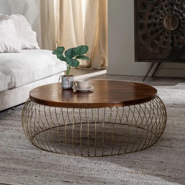 Mesa de centro en un salón con decoración moderna.