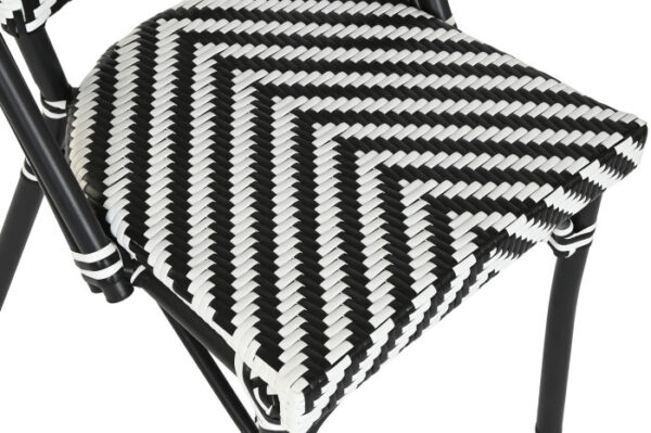 Primer plano del asiento de la silla con tejido de ratán sintético en negro y blanco.