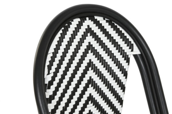 Primer plano del respaldo de la silla con diseño en ratán sintético negro y blanco.