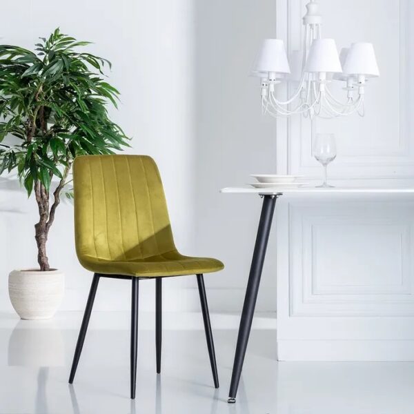 Silla de terciopelo verde oliva en un comedor moderno