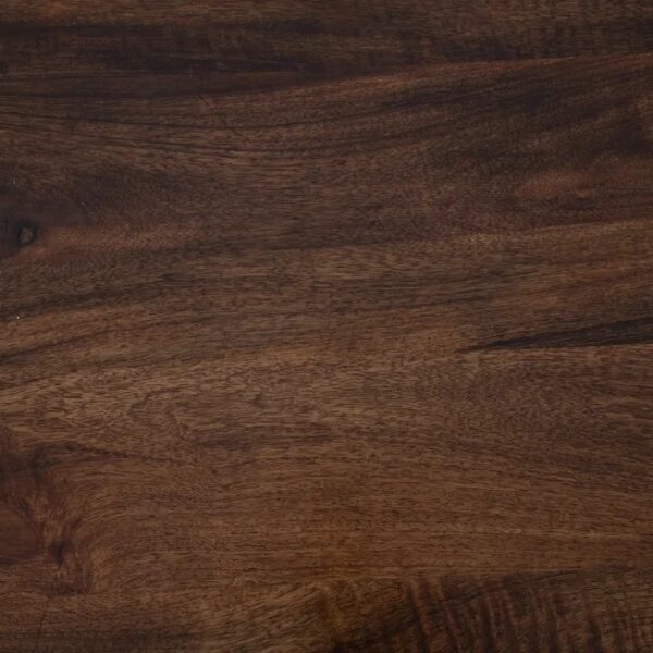 Primer plano de la superficie de madera de mango con acabado natural.