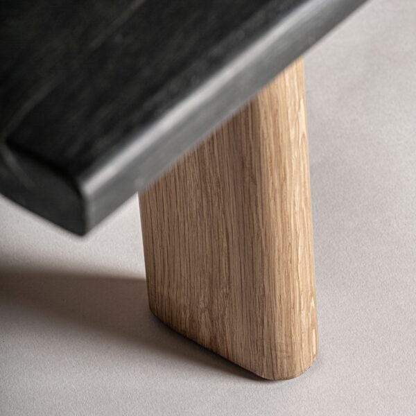 Encuentro entre la madera y el tablero negro de la mesa.