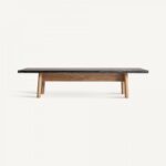 Mesa de centro con estructura de madera y superficie negra.