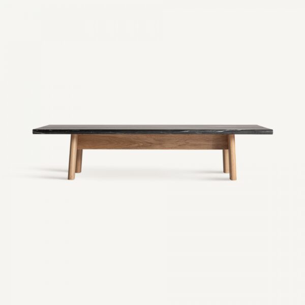 Mesa de centro con estructura de madera y superficie negra.