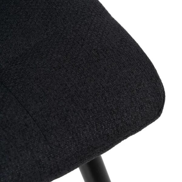Perfil curvo del asiento negro con diseño acolchado