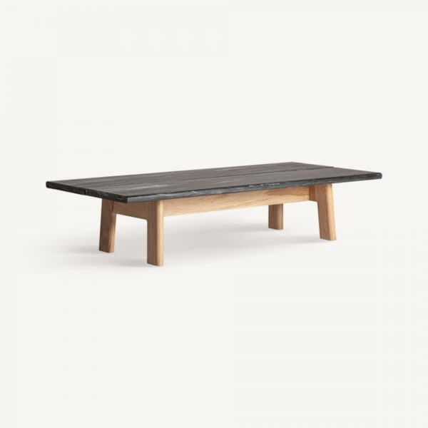 Mesa de centro de madera vista en ángulo lateral.