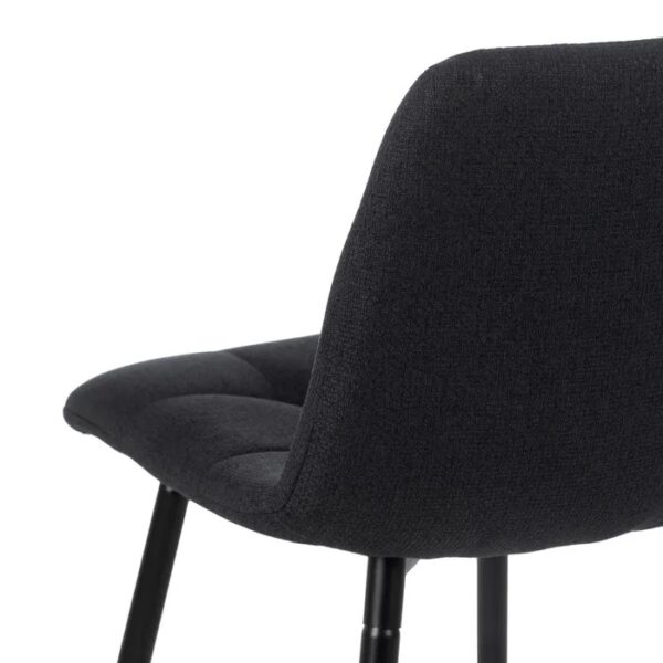 Parte lateral del respaldo negro con soporte metálico