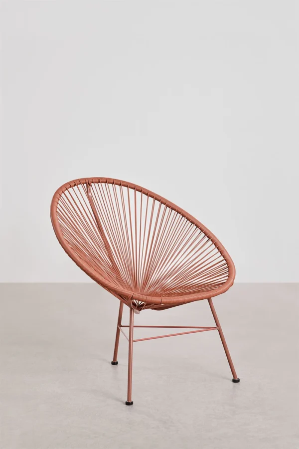Conjunto de jardín artesanal compuesto por un sofá, dos sillas y una mesa. Fabricado con materiales resistentes y diseño moderno en tonos neutros, perfecto para crear un espacio acogedor y elegante en tu terraza o jardín. Ideal para disfrutar de momentos al aire libre con estilo y confort.