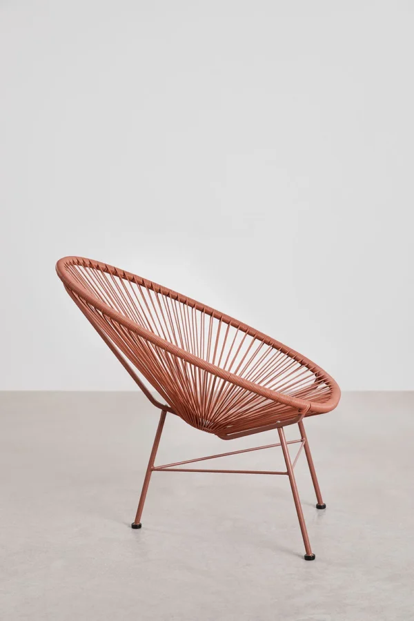 Conjunto de jardín artesanal compuesto por un sofá, dos sillas y una mesa. Fabricado con materiales resistentes y diseño moderno en tonos neutros, perfecto para crear un espacio acogedor y elegante en tu terraza o jardín. Ideal para disfrutar de momentos al aire libre con estilo y confort.