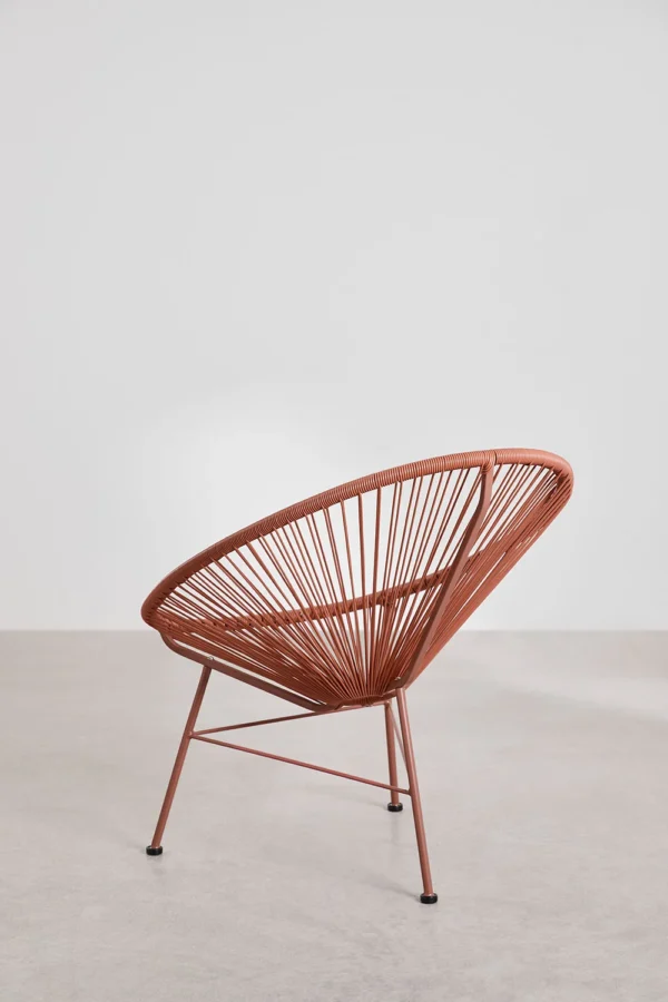 Conjunto de jardín artesanal compuesto por un sofá, dos sillas y una mesa. Fabricado con materiales resistentes y diseño moderno en tonos neutros, perfecto para crear un espacio acogedor y elegante en tu terraza o jardín. Ideal para disfrutar de momentos al aire libre con estilo y confort.