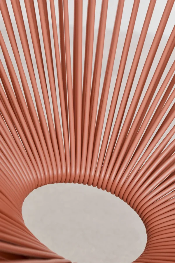 Conjunto de jardín artesanal compuesto por un sofá, dos sillas y una mesa. Fabricado con materiales resistentes y diseño moderno en tonos neutros, perfecto para crear un espacio acogedor y elegante en tu terraza o jardín. Ideal para disfrutar de momentos al aire libre con estilo y confort.