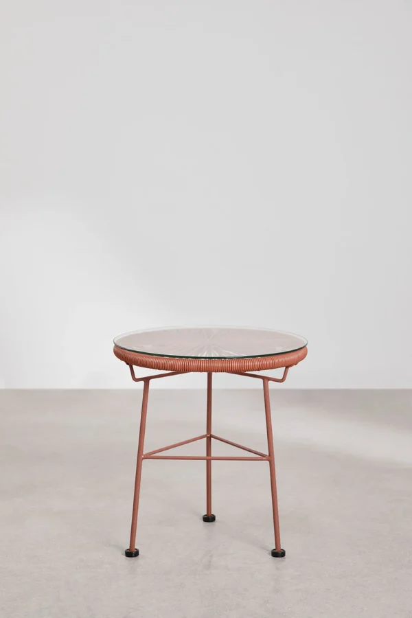 Conjunto de jardín artesanal compuesto por un sofá, dos sillas y una mesa. Fabricado con materiales resistentes y diseño moderno en tonos neutros, perfecto para crear un espacio acogedor y elegante en tu terraza o jardín. Ideal para disfrutar de momentos al aire libre con estilo y confort.