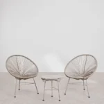 Conjunto de jardín artesanal compuesto por un sofá, dos sillas y una mesa. Fabricado con materiales resistentes y diseño moderno en tonos neutros, perfecto para crear un espacio acogedor y elegante en tu terraza o jardín. Ideal para disfrutar de momentos al aire libre con estilo y confort.