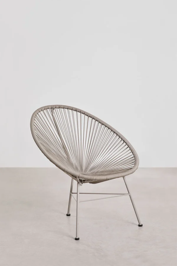 Conjunto de jardín artesanal compuesto por un sofá, dos sillas y una mesa. Fabricado con materiales resistentes y diseño moderno en tonos neutros, perfecto para crear un espacio acogedor y elegante en tu terraza o jardín. Ideal para disfrutar de momentos al aire libre con estilo y confort.
