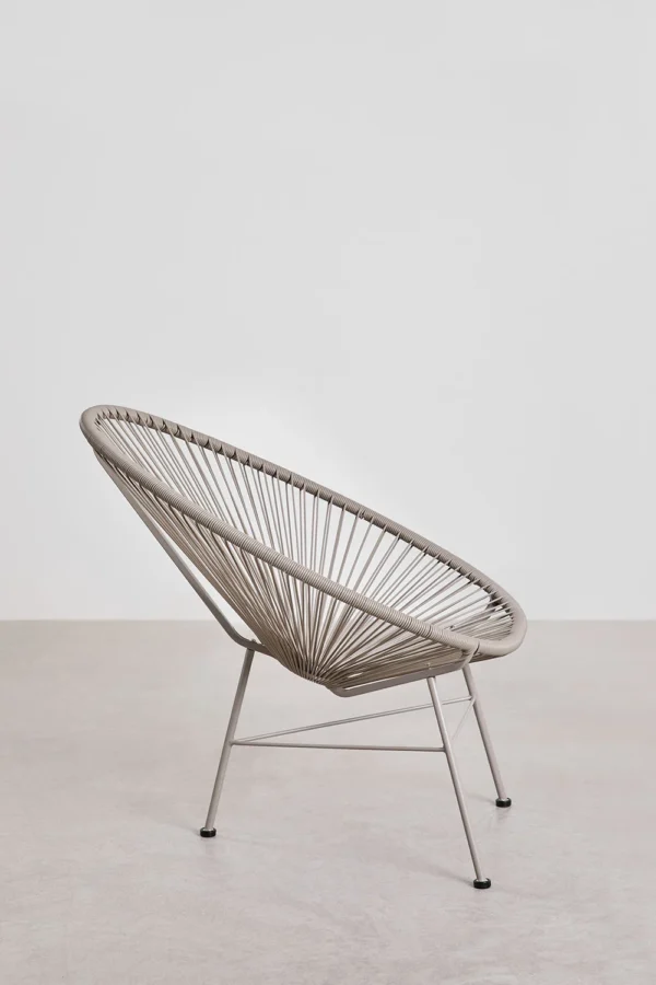 Conjunto de jardín artesanal compuesto por un sofá, dos sillas y una mesa. Fabricado con materiales resistentes y diseño moderno en tonos neutros, perfecto para crear un espacio acogedor y elegante en tu terraza o jardín. Ideal para disfrutar de momentos al aire libre con estilo y confort.