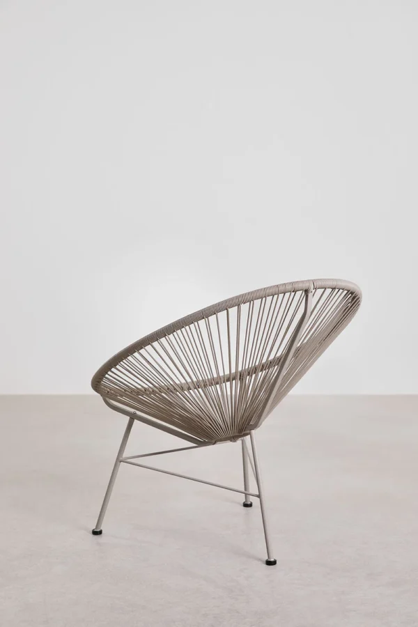 Conjunto de jardín artesanal compuesto por un sofá, dos sillas y una mesa. Fabricado con materiales resistentes y diseño moderno en tonos neutros, perfecto para crear un espacio acogedor y elegante en tu terraza o jardín. Ideal para disfrutar de momentos al aire libre con estilo y confort.