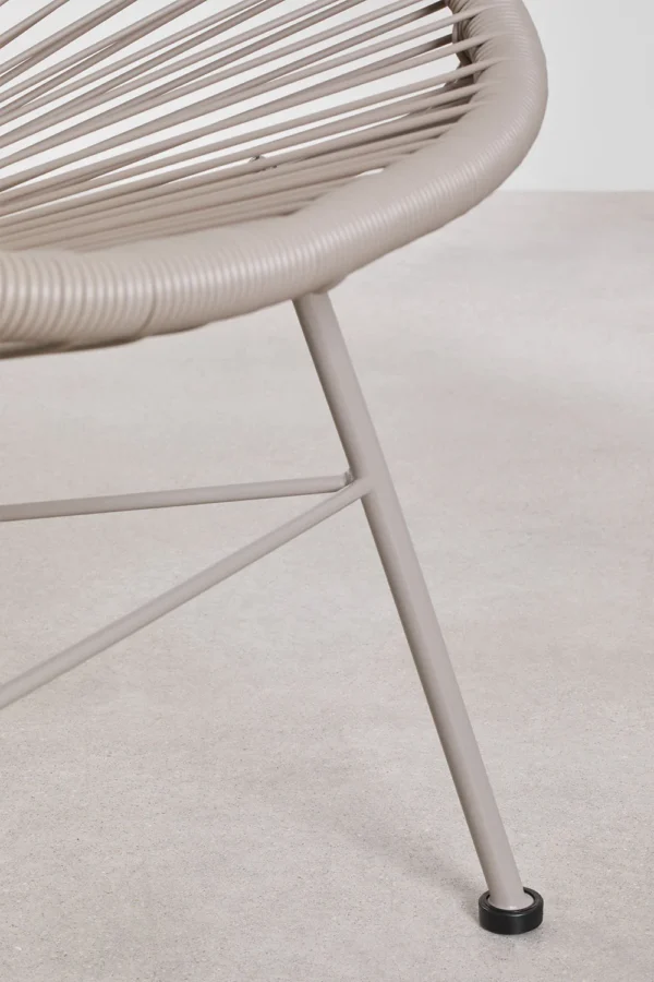 Conjunto de jardín artesanal compuesto por un sofá, dos sillas y una mesa. Fabricado con materiales resistentes y diseño moderno en tonos neutros, perfecto para crear un espacio acogedor y elegante en tu terraza o jardín. Ideal para disfrutar de momentos al aire libre con estilo y confort.