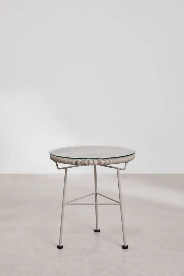 Conjunto de jardín artesanal compuesto por un sofá, dos sillas y una mesa. Fabricado con materiales resistentes y diseño moderno en tonos neutros, perfecto para crear un espacio acogedor y elegante en tu terraza o jardín. Ideal para disfrutar de momentos al aire libre con estilo y confort.