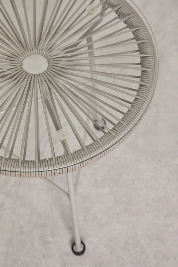 Conjunto de jardín artesanal compuesto por un sofá, dos sillas y una mesa. Fabricado con materiales resistentes y diseño moderno en tonos neutros, perfecto para crear un espacio acogedor y elegante en tu terraza o jardín. Ideal para disfrutar de momentos al aire libre con estilo y confort.