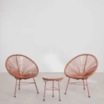 Conjunto de jardín artesanal compuesto por un sofá, dos sillas y una mesa. Fabricado con materiales resistentes y diseño moderno en tonos neutros, perfecto para crear un espacio acogedor y elegante en tu terraza o jardín. Ideal para disfrutar de momentos al aire libre con estilo y confort.