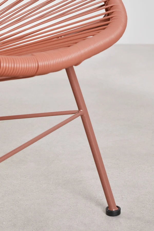 Conjunto de jardín artesanal compuesto por un sofá, dos sillas y una mesa. Fabricado con materiales resistentes y diseño moderno en tonos neutros, perfecto para crear un espacio acogedor y elegante en tu terraza o jardín. Ideal para disfrutar de momentos al aire libre con estilo y confort.