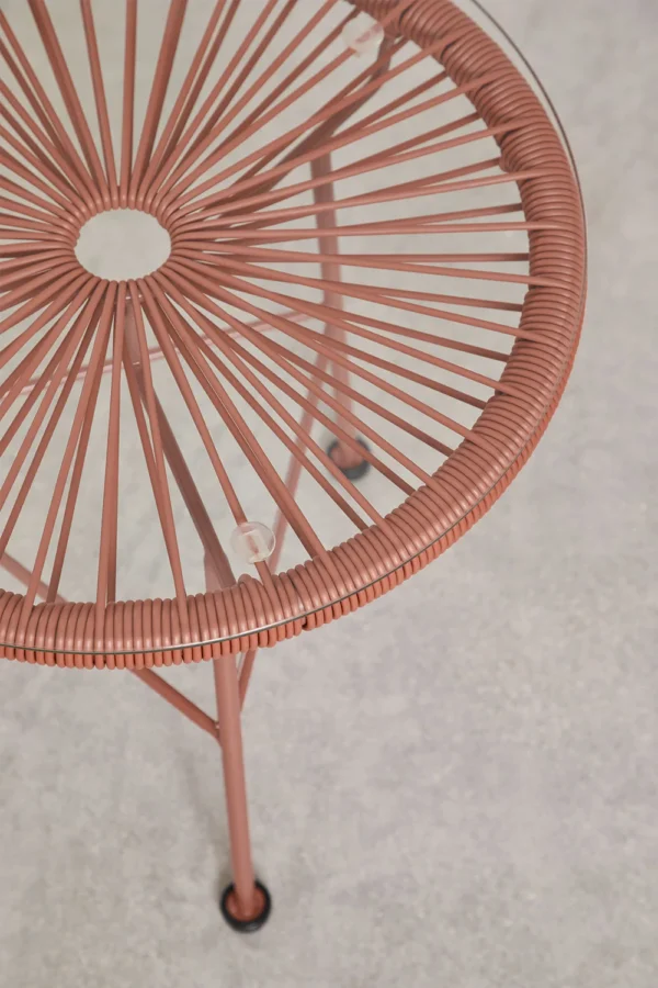 Conjunto de jardín artesanal compuesto por un sofá, dos sillas y una mesa. Fabricado con materiales resistentes y diseño moderno en tonos neutros, perfecto para crear un espacio acogedor y elegante en tu terraza o jardín. Ideal para disfrutar de momentos al aire libre con estilo y confort.