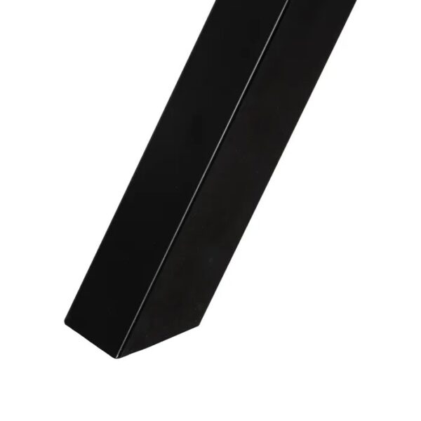 Primer plano de la pata metálica de la mesa extensible.