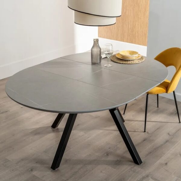 Vista de la mesa extensible en un comedor con decoración moderna.