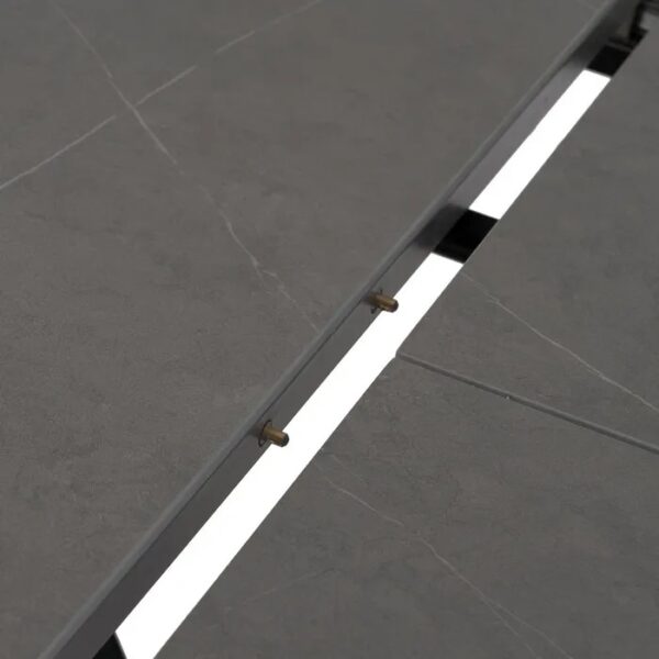 Detalle del riel metálico que permite la extensión de la mesa.