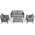 Conjunto de muebles de exterior compuesto por un sofá de 2 plazas, dos sillones y una mesa de centro.