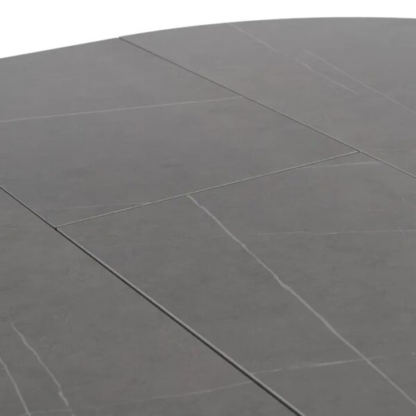 Vista detallada de la textura del tablero cerámico gris.