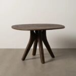 Mesa marrón de madera de mango con varias patas, vista en ángulo