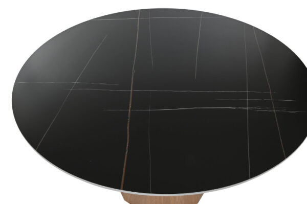 Tablero cerámico negro con diseño de vetas blancas y marrones