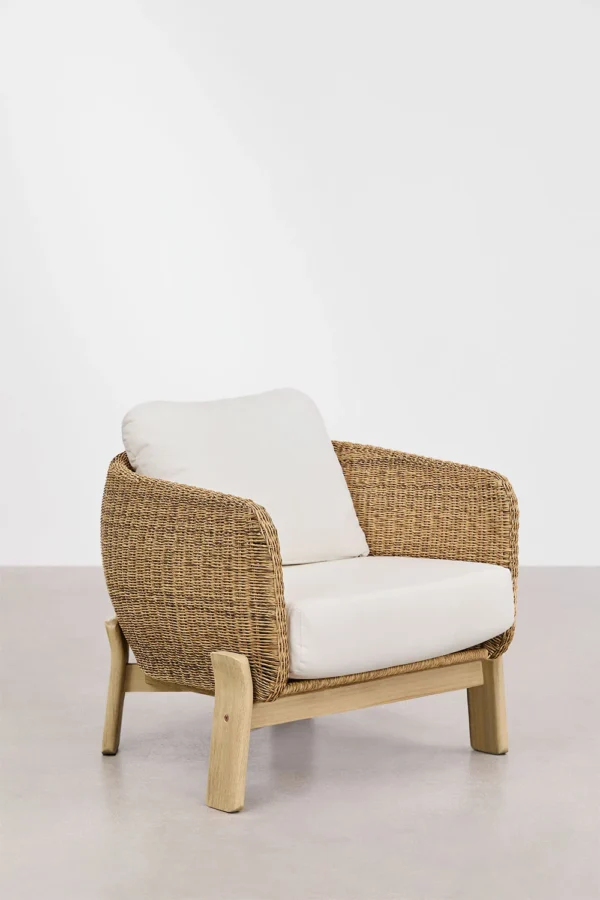 Descubra el conjunto de jardín Leilan de Artisa, compuesto por dos sillones y una mesa de centro en madera de acacia y ratán. Un diseño atemporal que aporta calidez y confort a tus espacios exteriores. ¡Haz de tu terraza o jardín un rincón exclusivo con Artisa!