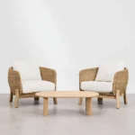 Descubra el conjunto de jardín Leilan de Artisa, compuesto por dos sillones y una mesa de centro en madera de acacia y ratán. Un diseño atemporal que aporta calidez y confort a tus espacios exteriores. ¡Haz de tu terraza o jardín un rincón exclusivo con Artisa!