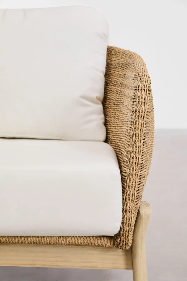 Descubra el conjunto de jardín Leilan de Artisa, compuesto por dos sillones y una mesa de centro en madera de acacia y ratán. Un diseño atemporal que aporta calidez y confort a tus espacios exteriores. ¡Haz de tu terraza o jardín un rincón exclusivo con Artisa!