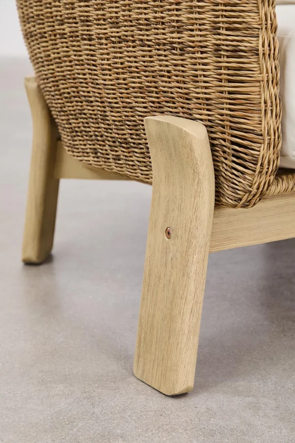 Descubra el conjunto de jardín Leilan de Artisa, compuesto por dos sillones y una mesa de centro en madera de acacia y ratán. Un diseño atemporal que aporta calidez y confort a tus espacios exteriores. ¡Haz de tu terraza o jardín un rincón exclusivo con Artisa!